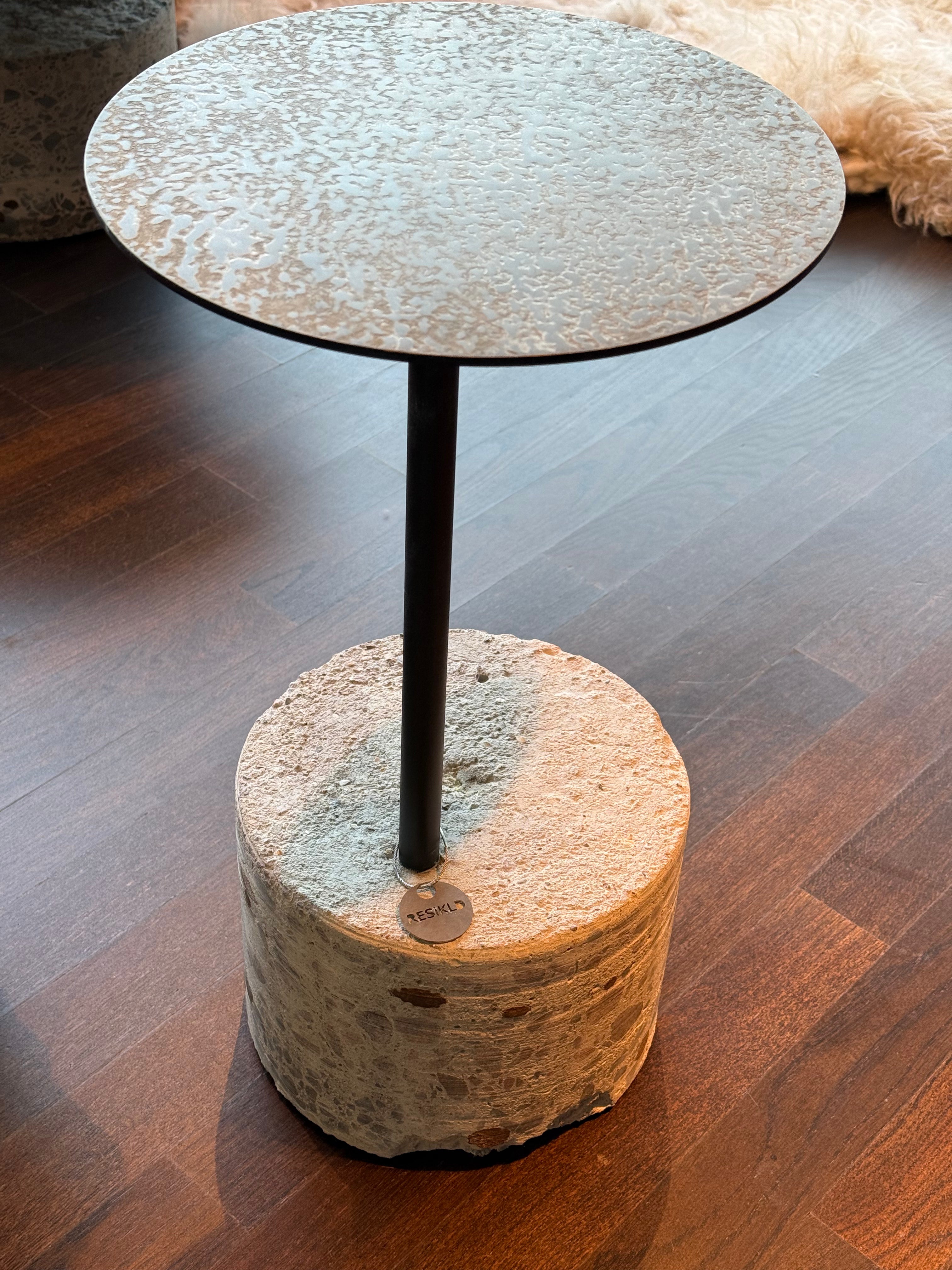 RESiKLD® T-Table -- INDOOR